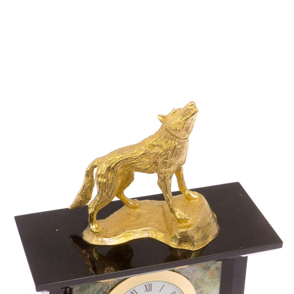 Часы настольные с декором в виде волка из натурального камня Офиокальцит Wolf Stone Clock