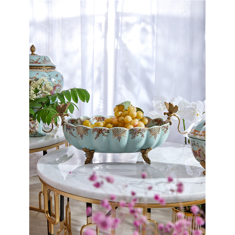 Чаша из голубого фарфора на бронзовых ножках с рисунком цветов и фигурками стрекоз Blue Garden