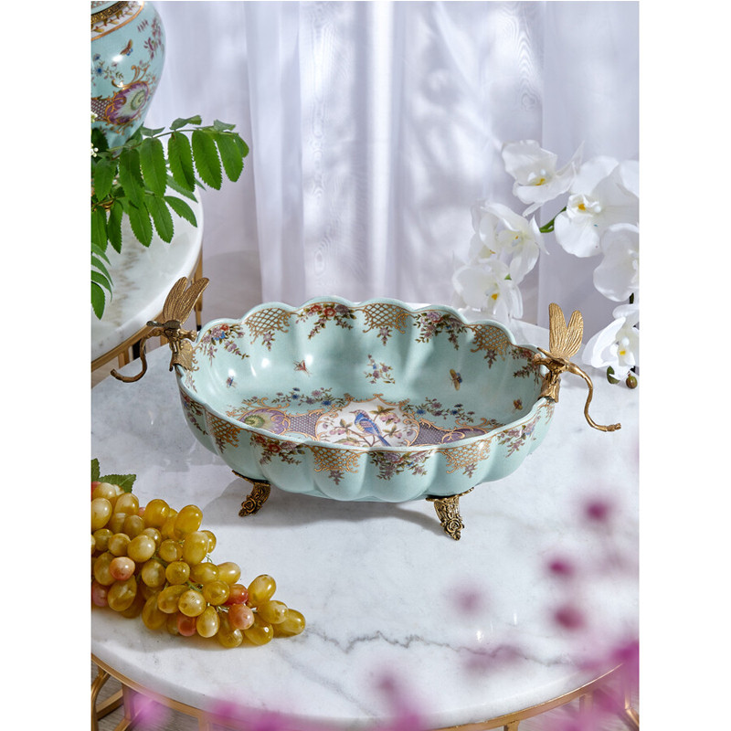 Чаша из голубого фарфора на бронзовых ножках с рисунком цветов и фигурками стрекоз Blue Garden