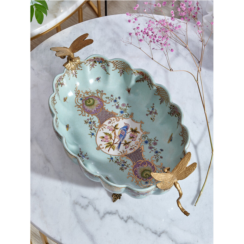 Чаша из голубого фарфора на бронзовых ножках с рисунком цветов и фигурками стрекоз Blue Garden