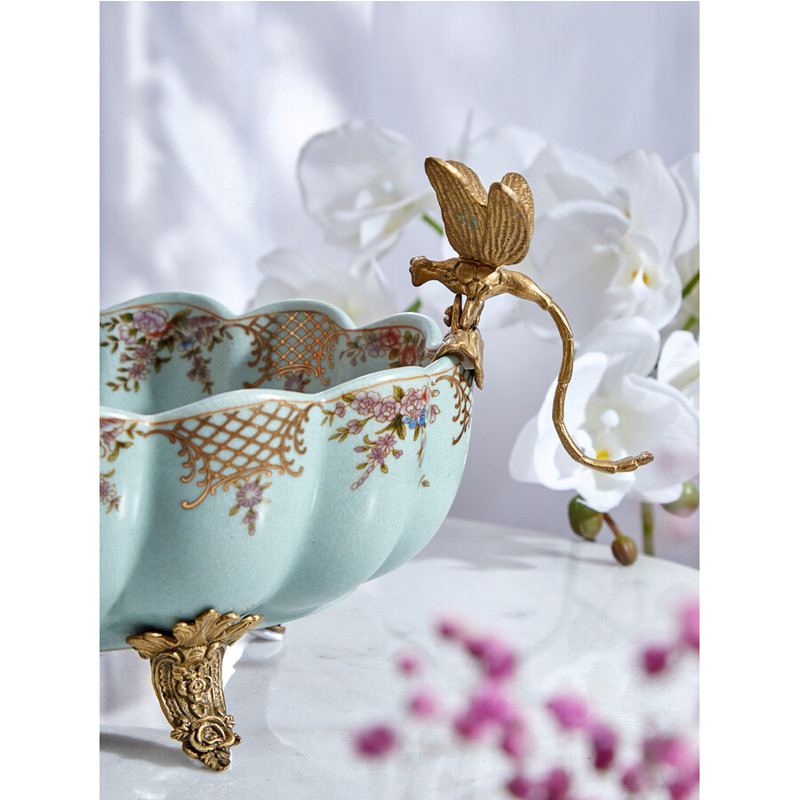 Чаша из голубого фарфора на бронзовых ножках с рисунком цветов и фигурками стрекоз Blue Garden