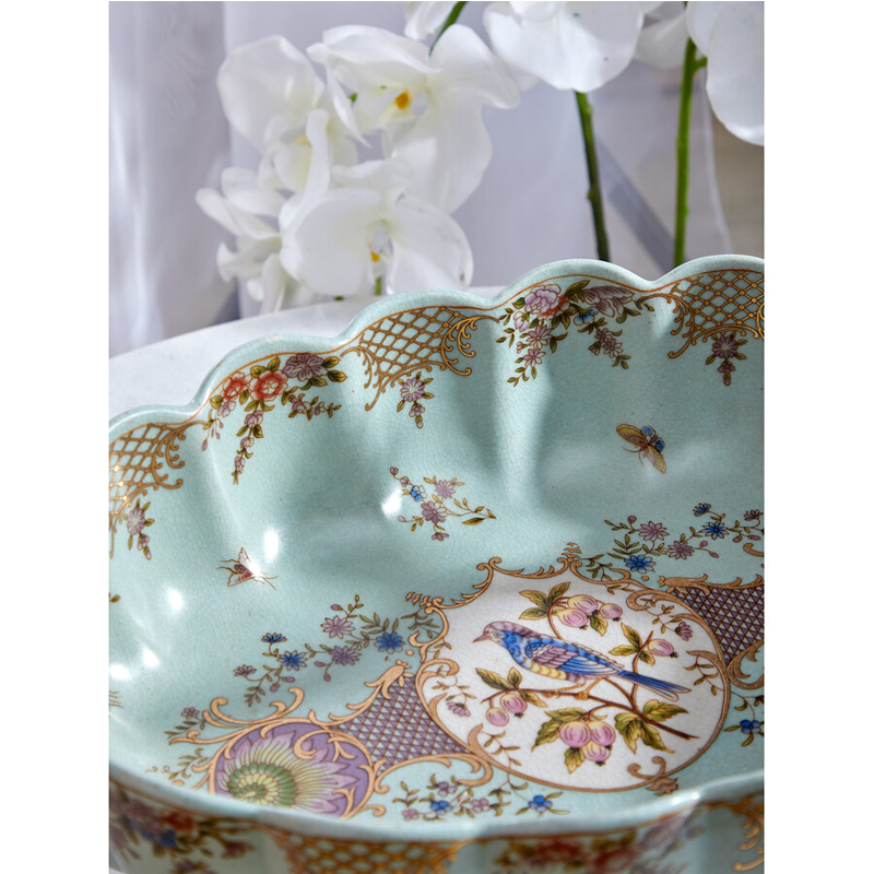 Чаша из голубого фарфора на бронзовых ножках с рисунком цветов и фигурками стрекоз Blue Garden