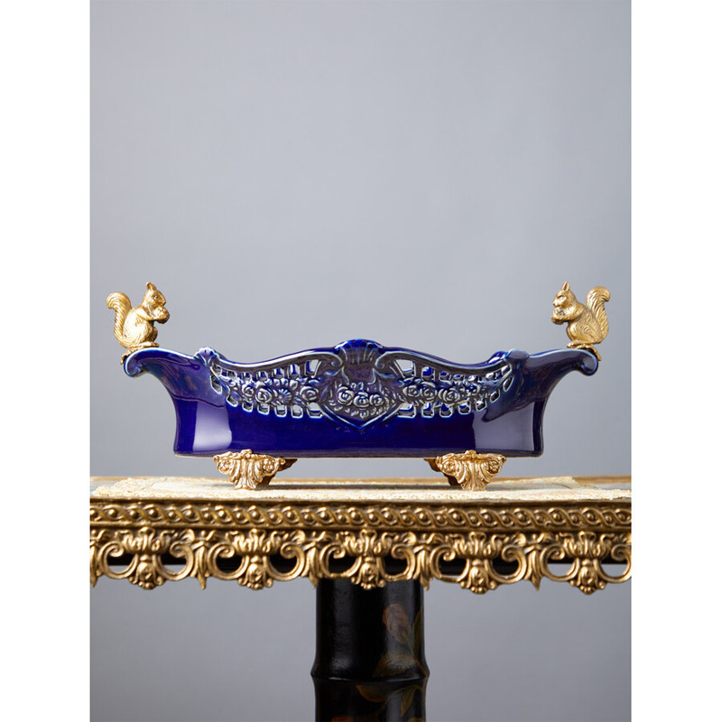 Чаша темно-синего цвета из фарфора с бронзовыми фигурками белок Eden Garden porcelain and bronze