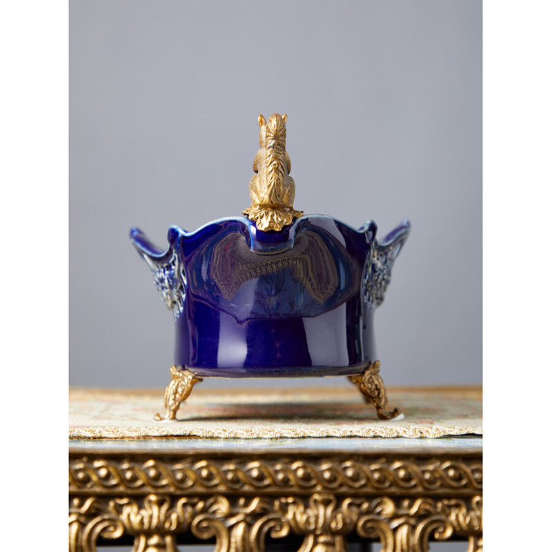 Чаша темно-синего цвета из фарфора с бронзовыми фигурками белок Eden Garden porcelain and bronze