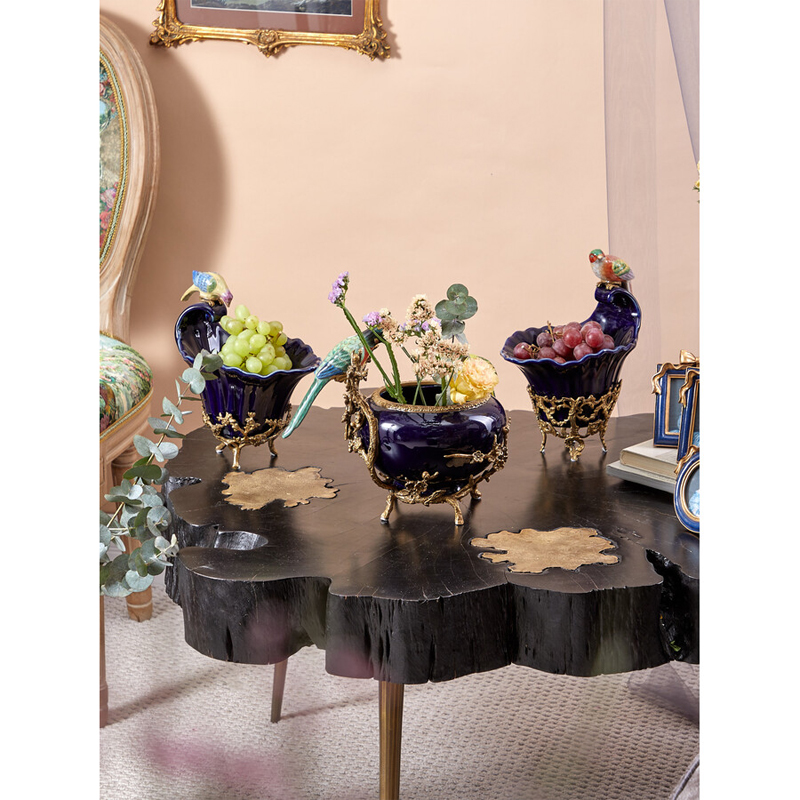 Чаша темно-синего цвета из фарфора с разноцветной птичкой Eden Garden porcelain and bronze