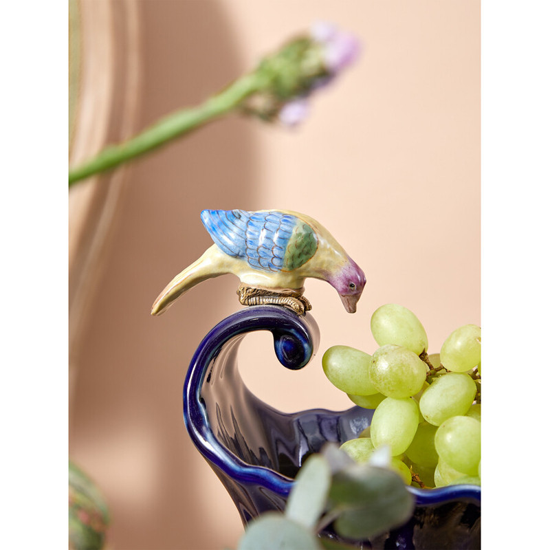 Чаша темно-синего цвета из фарфора с разноцветной птичкой Eden Garden porcelain and bronze