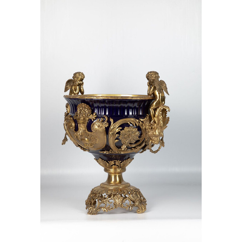 Чаша темно-синего цвета с фигурками ангелов и рельефным декором Eden Garden porcelain and bronze