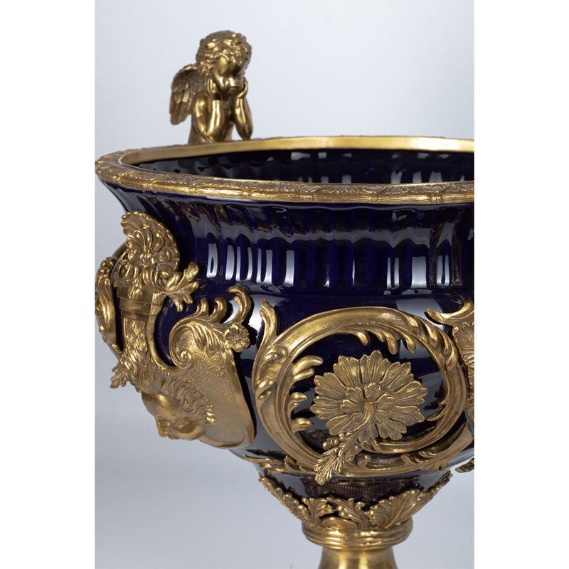 Чаша темно-синего цвета с фигурками ангелов и рельефным декором Eden Garden porcelain and bronze