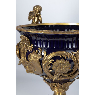 Чаша темно-синего цвета с фигурками ангелов и рельефным декором Eden Garden porcelain and bronze