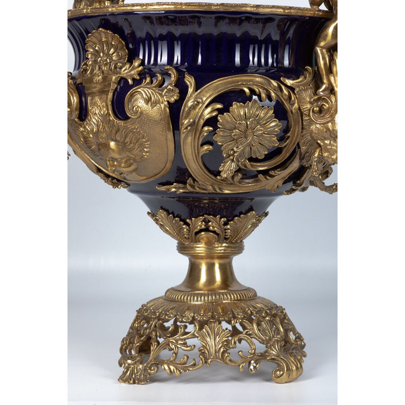 Чаша темно-синего цвета с фигурками ангелов и рельефным декором Eden Garden porcelain and bronze