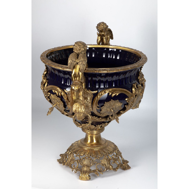 Чаша темно-синего цвета с фигурками ангелов и рельефным декором Eden Garden porcelain and bronze