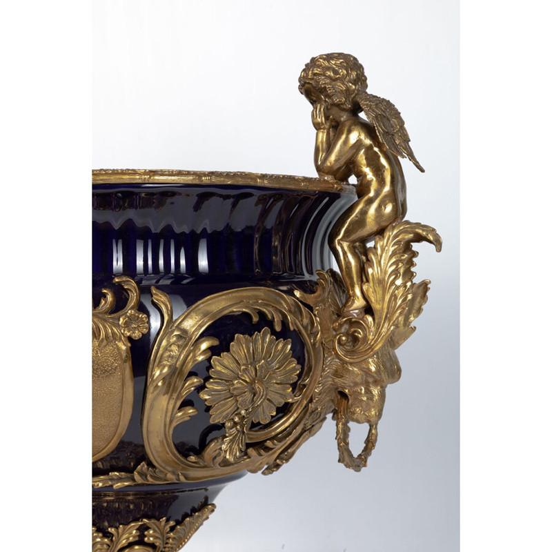 Чаша темно-синего цвета с фигурками ангелов и рельефным декором Eden Garden porcelain and bronze