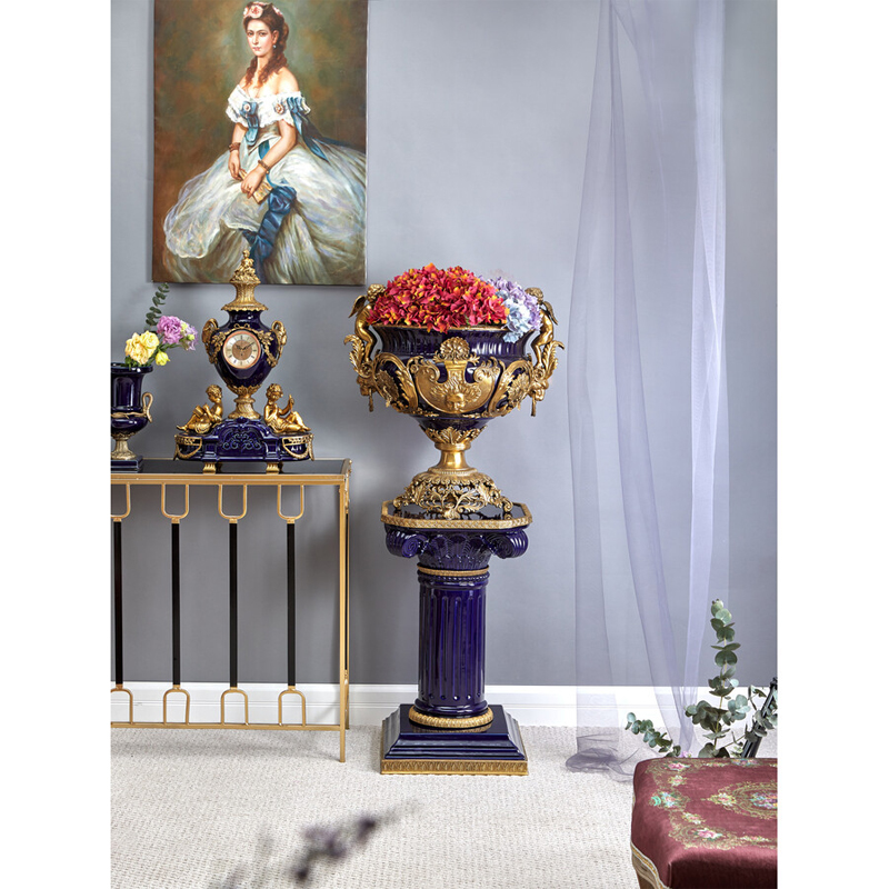 Чаша темно-синего цвета с фигурками ангелов и рельефным декором Eden Garden porcelain and bronze