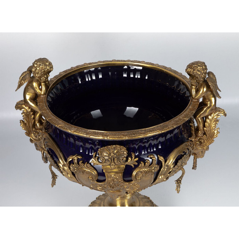 Чаша темно-синего цвета с фигурками ангелов и рельефным декором Eden Garden porcelain and bronze