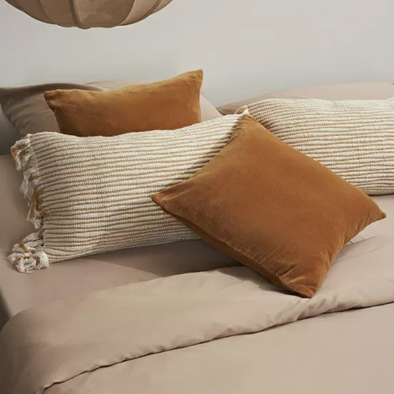 Чехол на подушку горчичного цвета с бахромой и объемным узором Ethnic mix