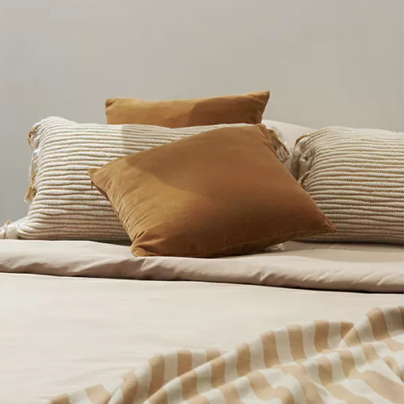 Чехол на подушку горчичного цвета с бахромой и объемным узором Ethnic mix