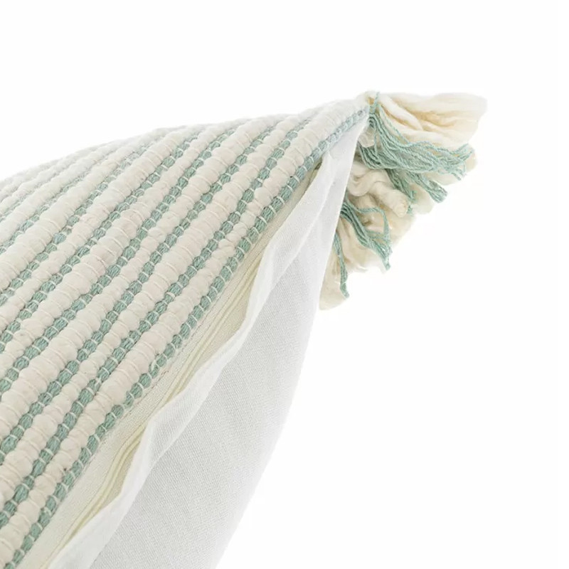Чехол на подушку мятного цвета с бахромой и объемным узором Ethnic mix