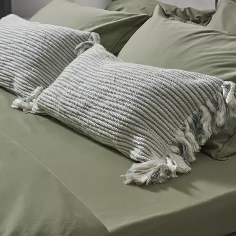 Чехол на подушку мятного цвета с бахромой и объемным узором Ethnic mix