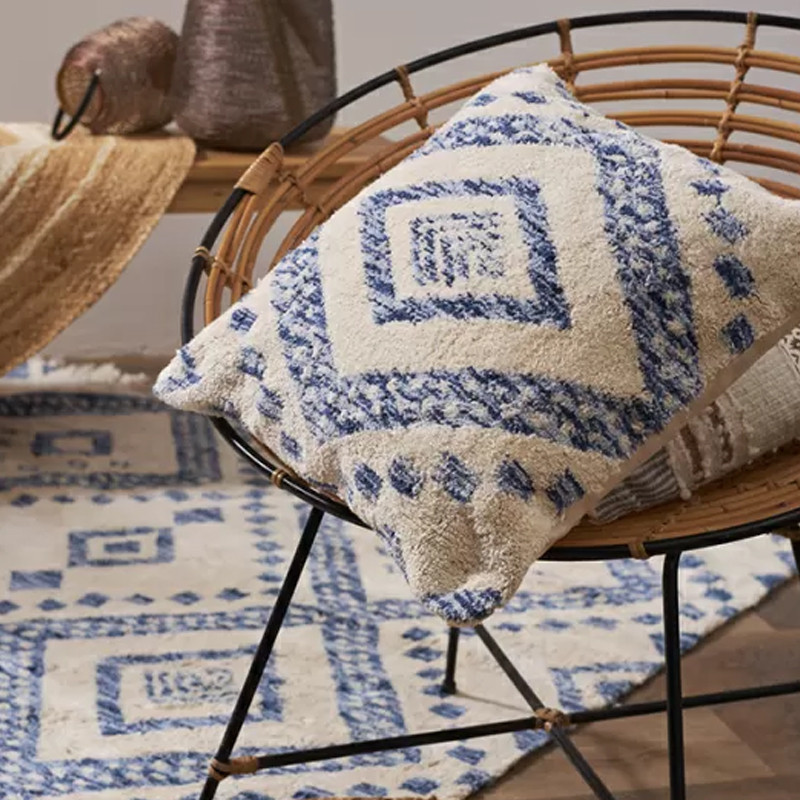 Чехол на подушку с узором в этно-стиле Blue Ikat