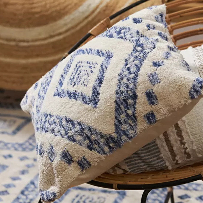 Чехол на подушку с узором в этно-стиле Blue Ikat