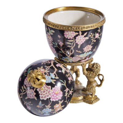 Шкатулка в форме яйца на величественных львах из фарфора с бронзовыми элементами Eden Garden