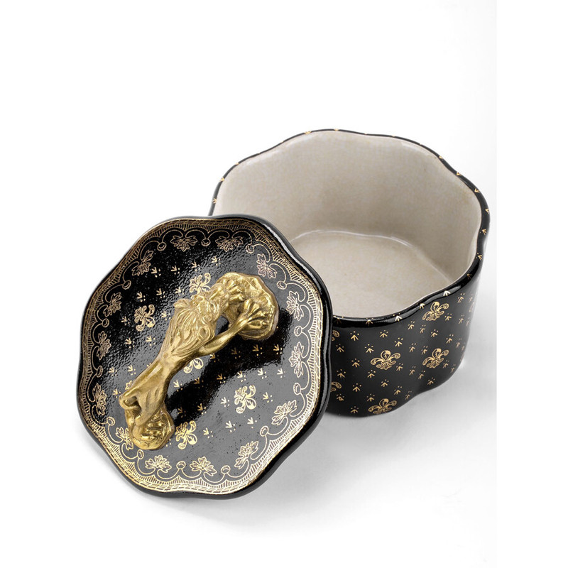 Шкатулка черного цвета с крышкой с фигуркой льва Eden Garden