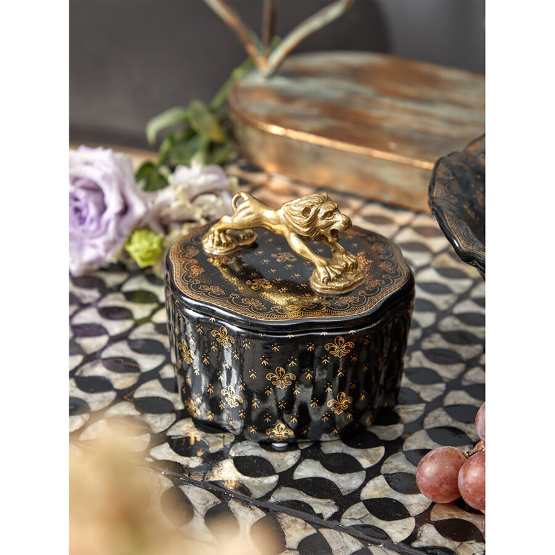 Шкатулка черного цвета с крышкой с фигуркой льва Eden Garden