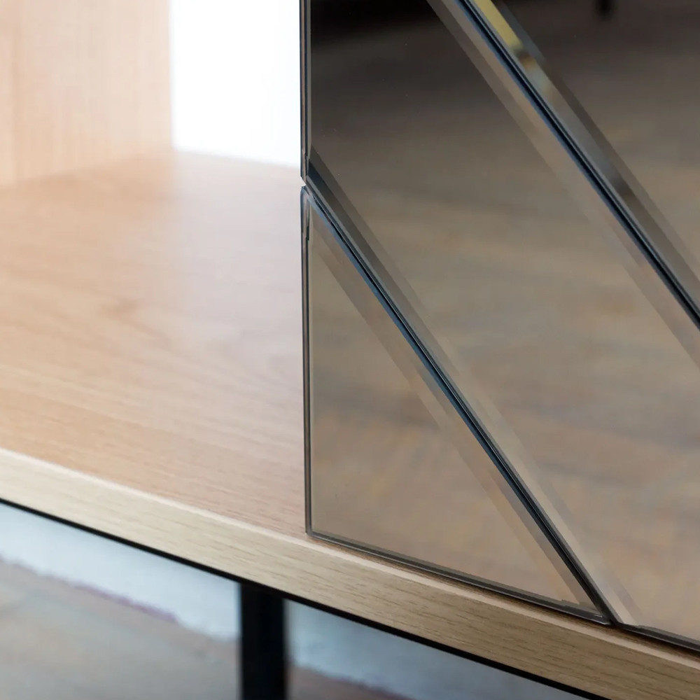 Шкаф-буфет с зеркальным декором Serena Cupboard