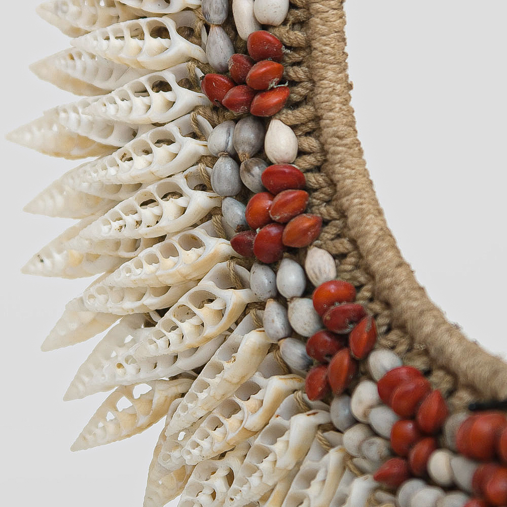 Этническое ожерелье из ракушек на подставке Ethnic Necklace Sharp Lacy Shells