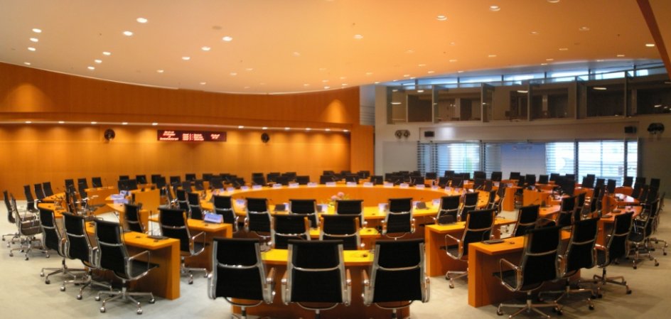 Кресло Aluminum Group Executive Chair