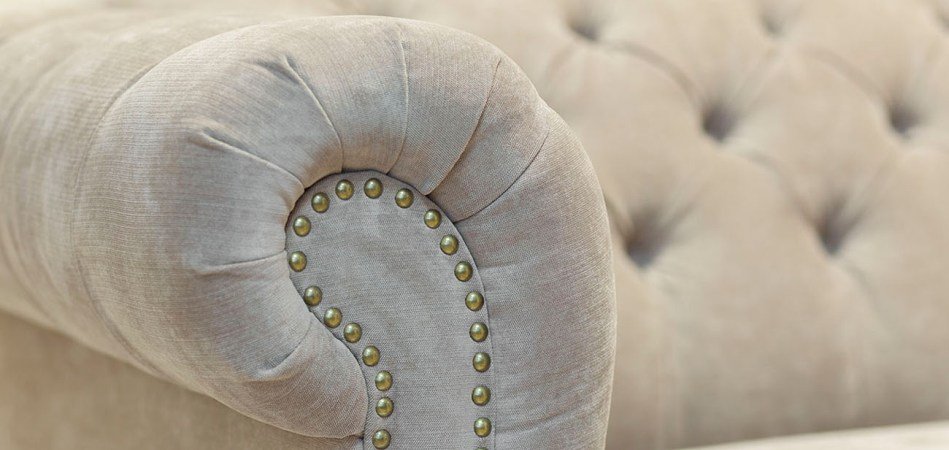 Диван велюровый бежевый трехместный Button Beige