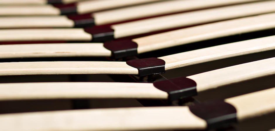 Кровать двуспальная с изголовьем красная Button