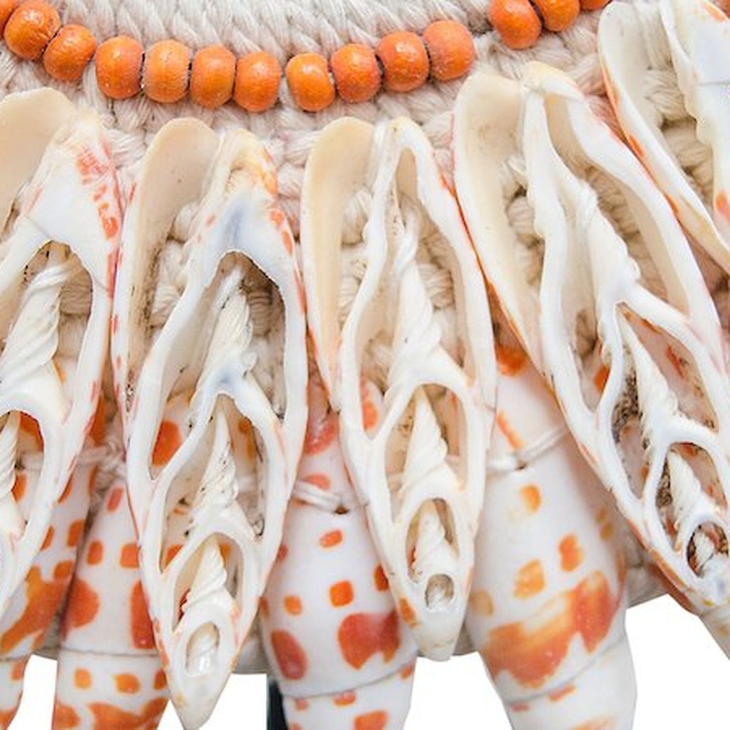 Ожерелье из ракушек на подставке SHELL NECKLACE