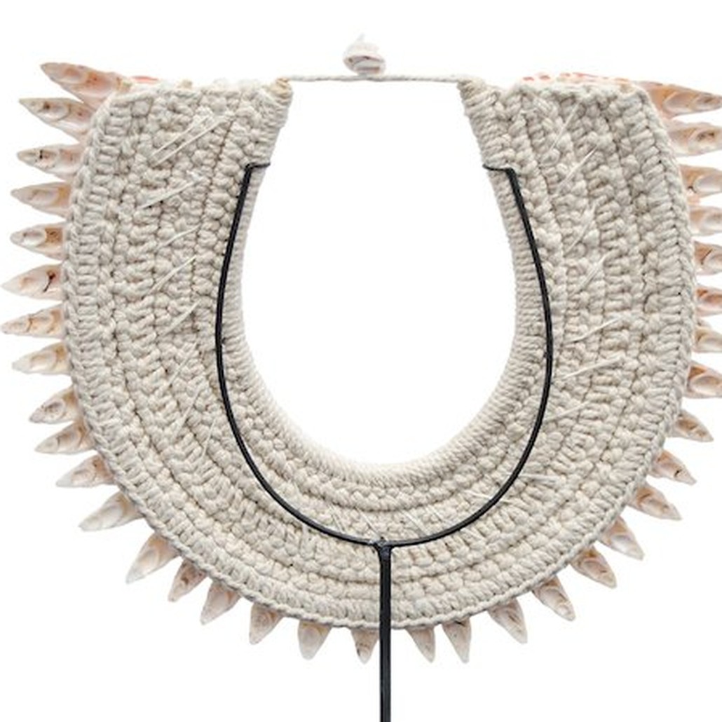 Ожерелье из ракушек на подставке SHELL NECKLACE