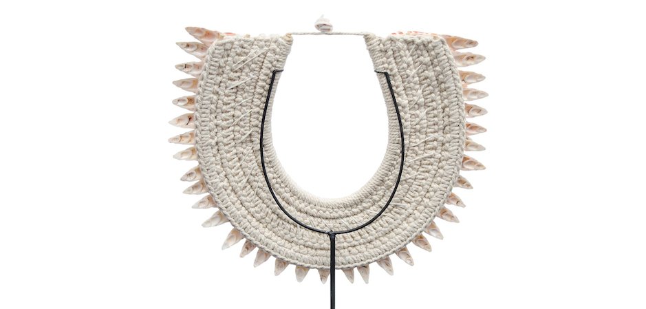 Ожерелье из ракушек на подставке SHELL NECKLACE