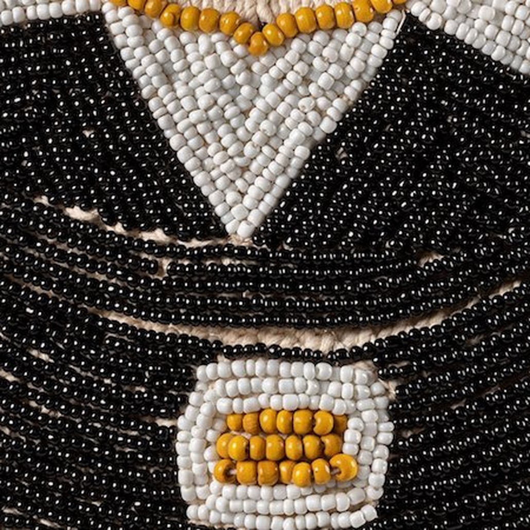 Африканское Ожерелье на подставке NECKLACE BEADS BLACK WHITE MUSTARD