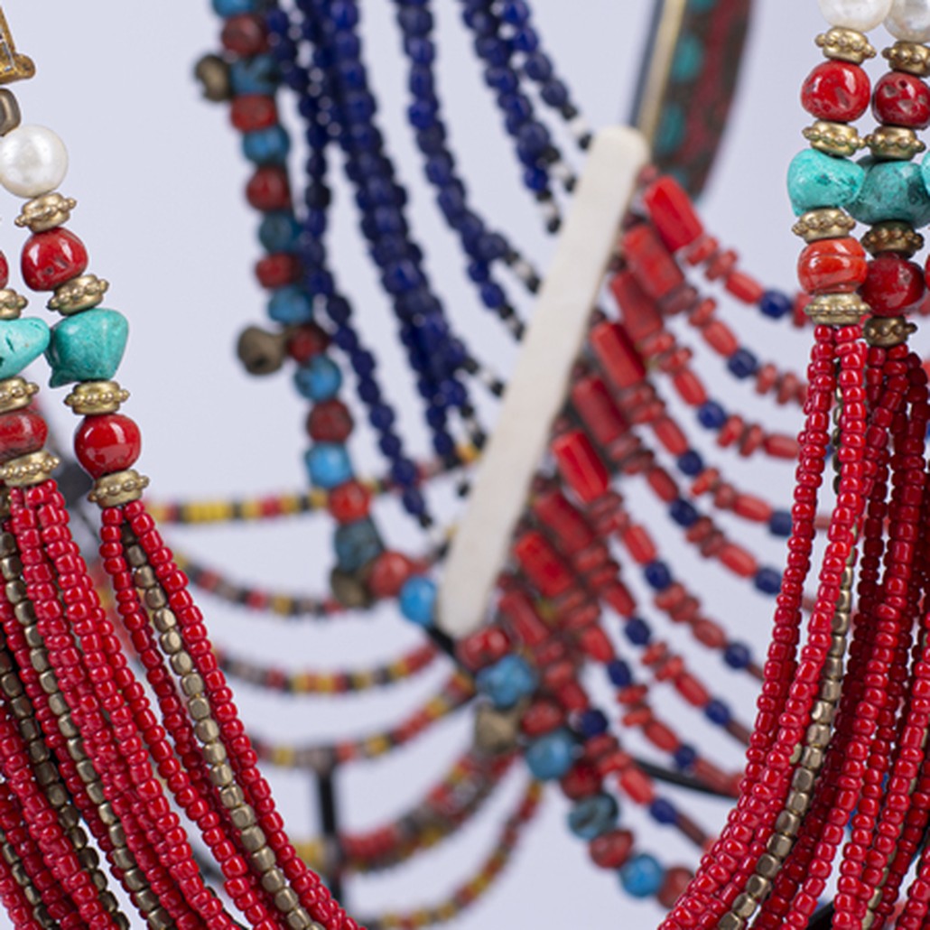 Ожерелье на подставке NECKLACE RED AND BRASS