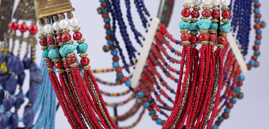 Ожерелье на подставке NECKLACE RED AND BRASS