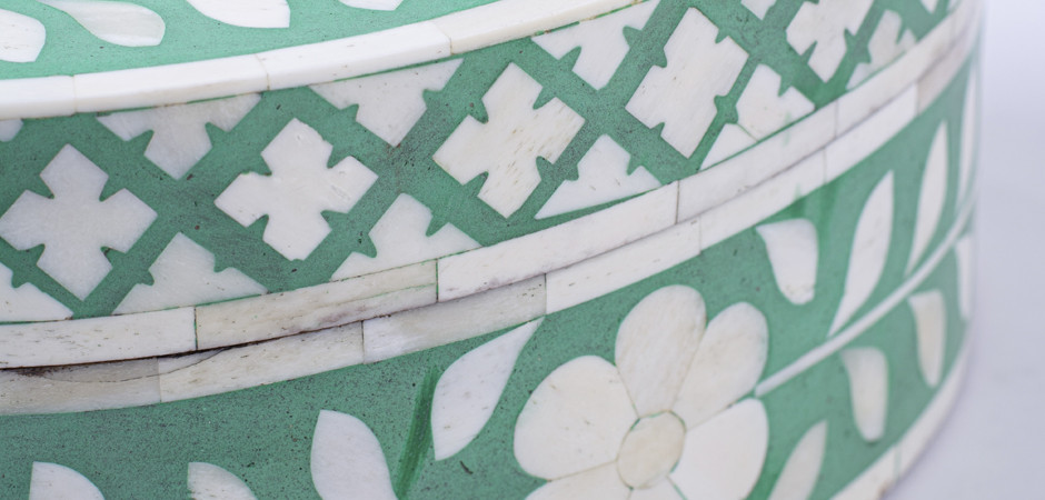 Круглая зеленая шкатулка инкрустация кость