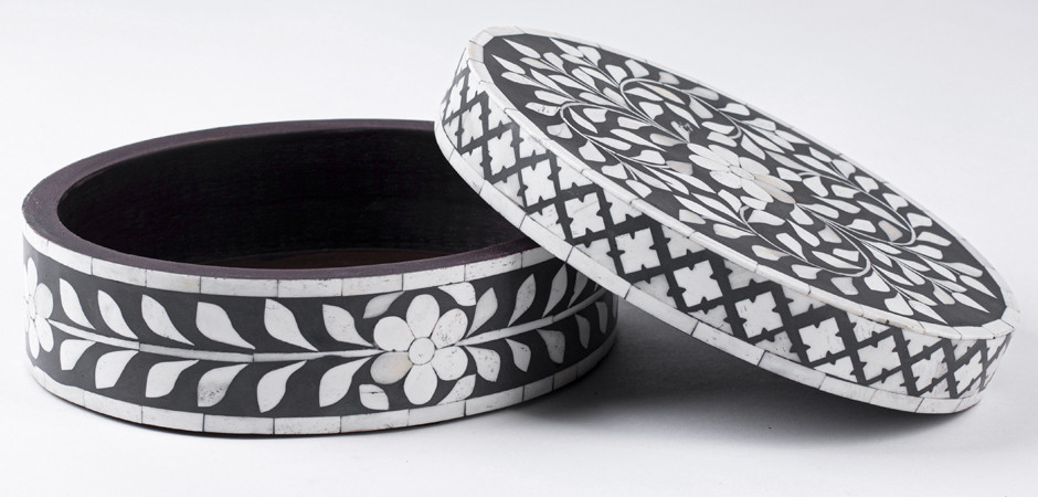 Круглая черная шкатулка инкрустация кость