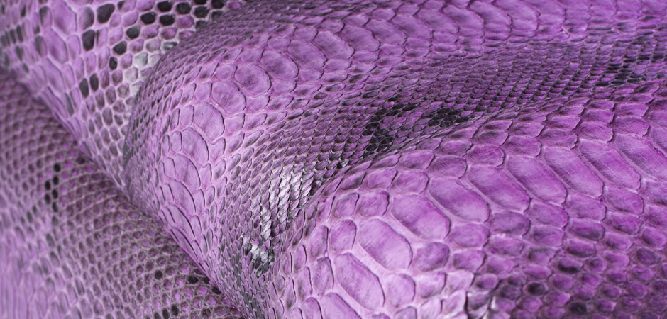 Пуф из натуральной кожи питона розовый цвет