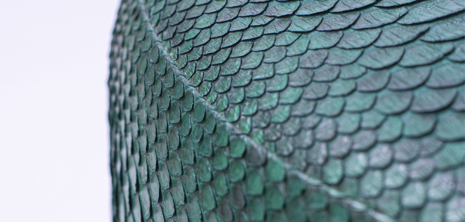 Пуф из натуральной кожи питона изумрудный цвет