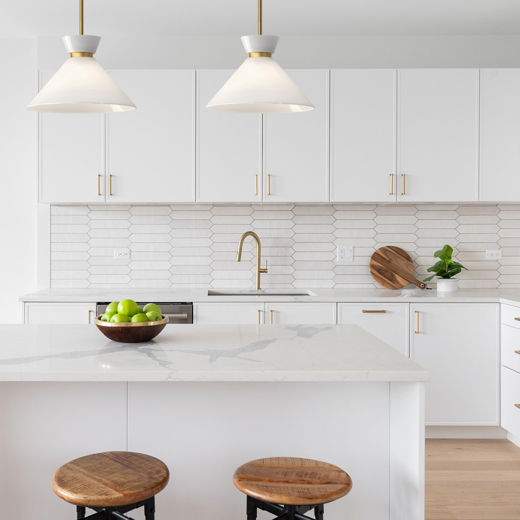 Подвесной светильник с белым стеклянным конусным плафоном Alora Mood