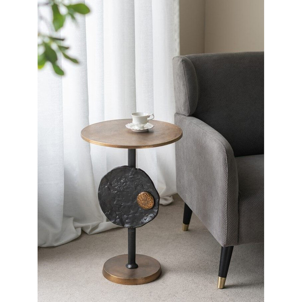 Столик приставной с абстрактным основанием и акцентом в виде золотистого диска Heavenly Space