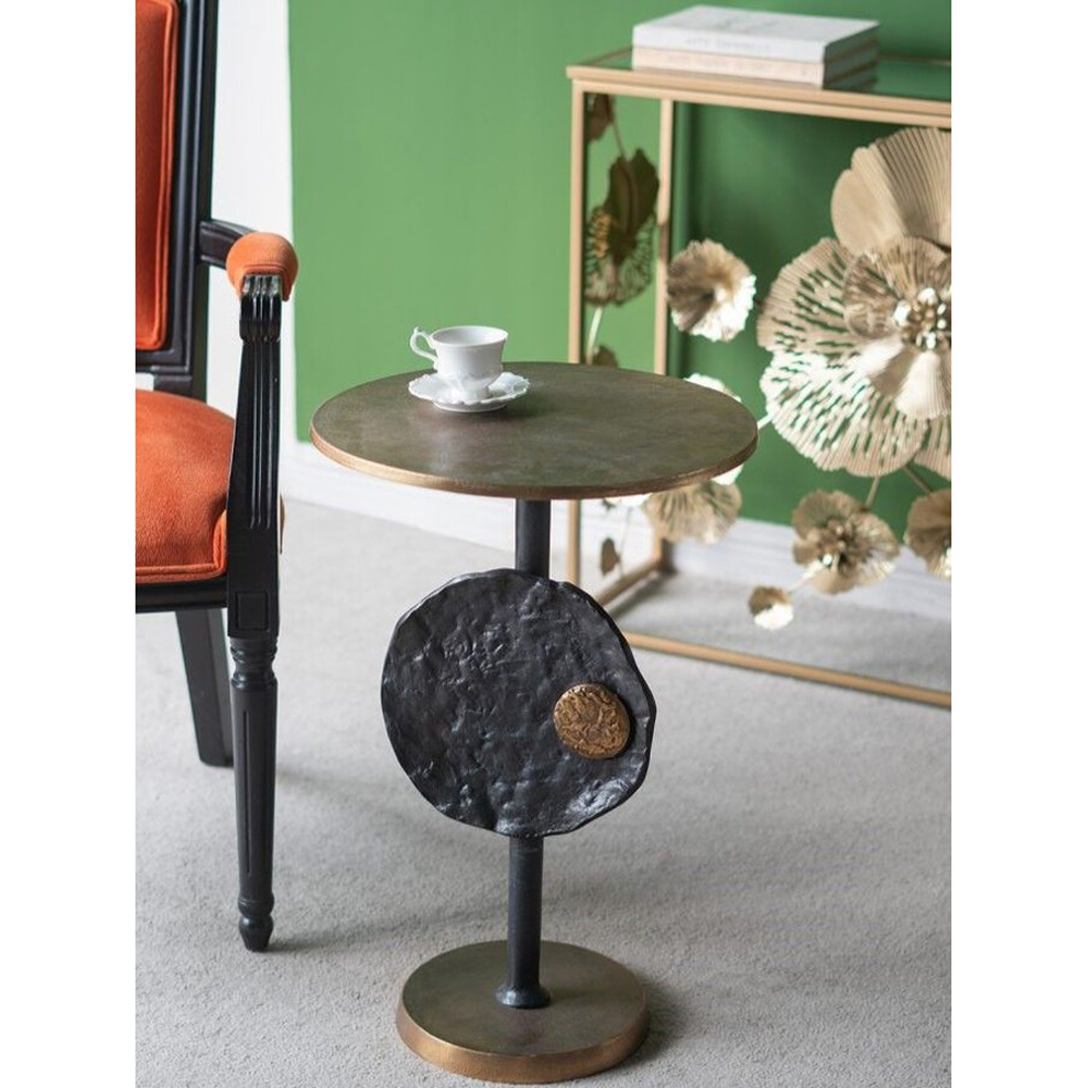 Столик приставной с абстрактным основанием и акцентом в виде золотистого диска Heavenly Space