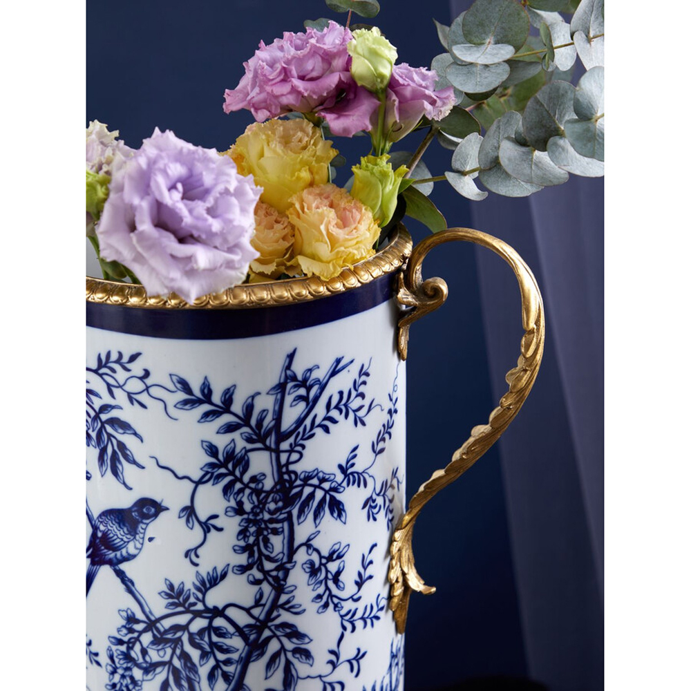 Ваза с бронзовыми ручками и синим цветочным узором Blue & White Ornament