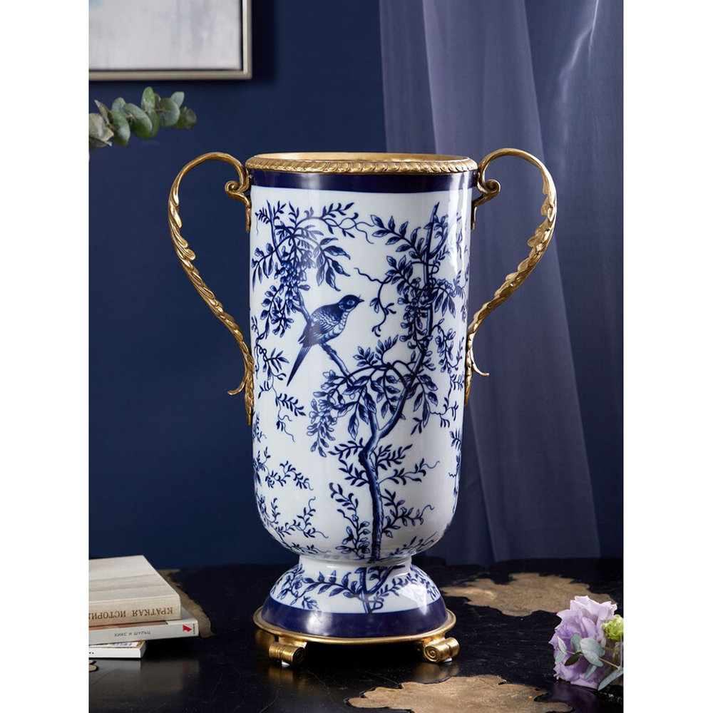 Ваза с бронзовыми ручками и синим цветочным узором Blue & White Ornament