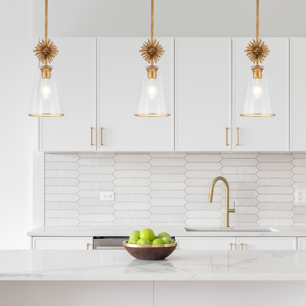 Подвесной светильник золотого цвета с колоколообразным стеклянным плафоном и декоративным элементом Elstead Lighting