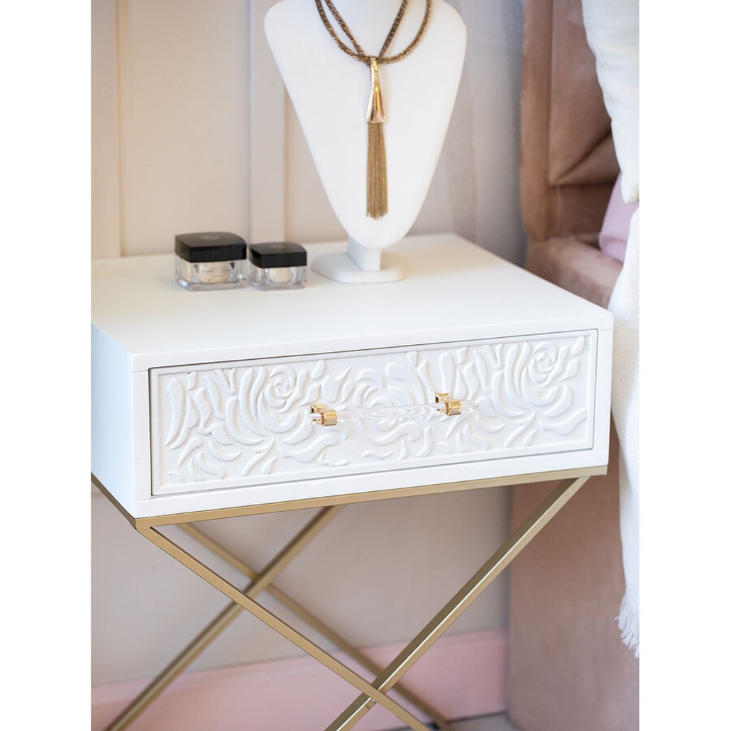 Приставной столик с выдвижным ящиком White Table Carved Pattern