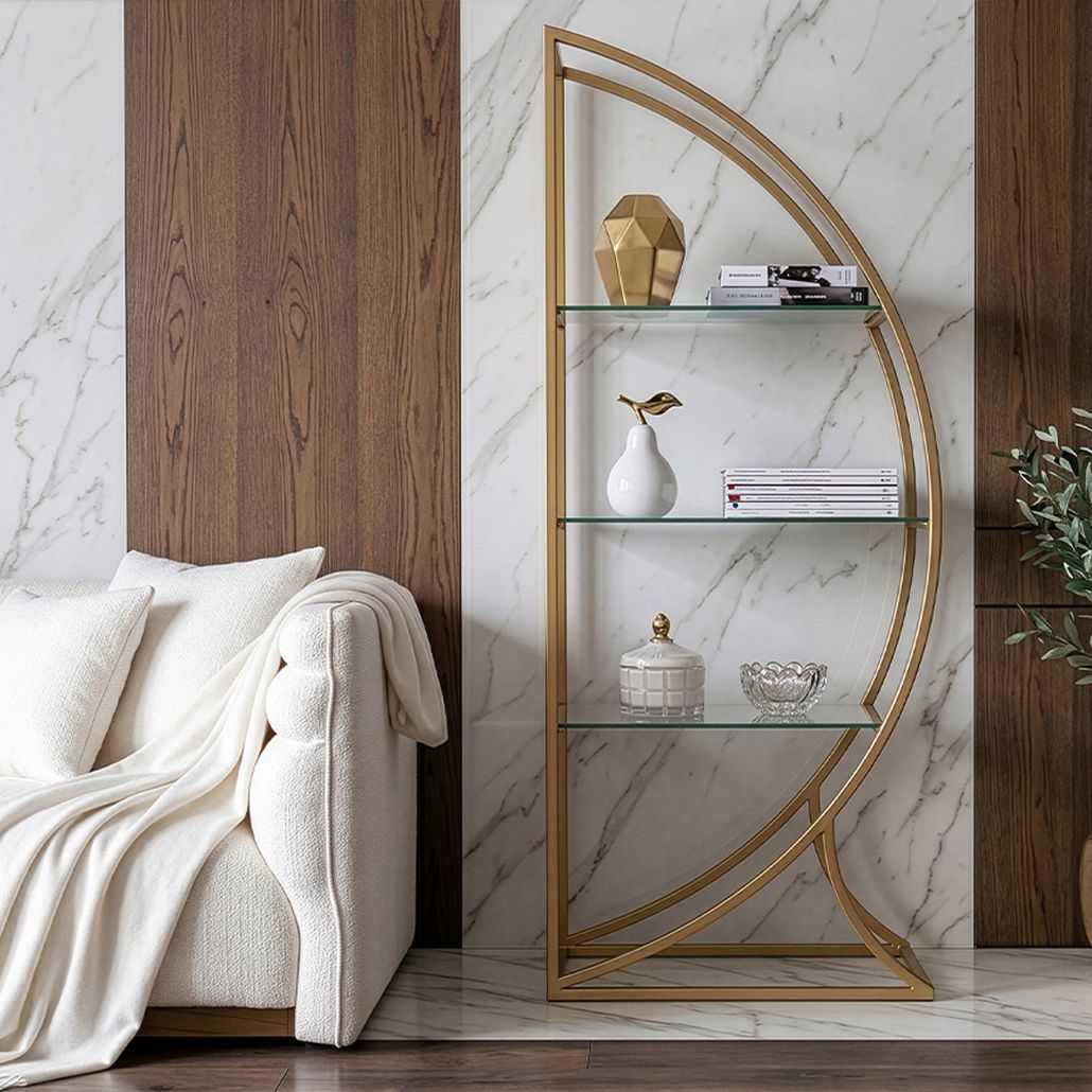 Стелаж золотого цвета с тремя стеклянными полками и изогнутым каркасом Art Deco Inspired